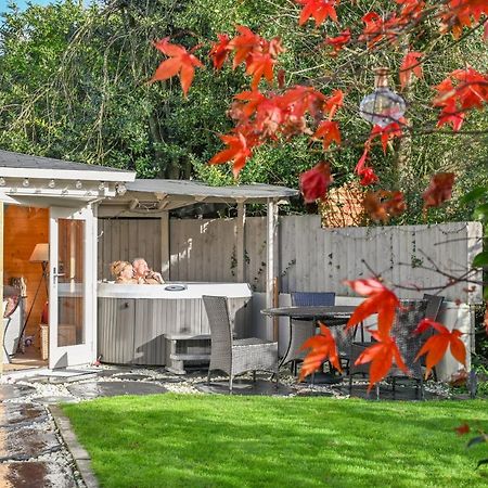 יילוורטון A Superb Bijou Retreat With Jacuzzi Near An Excellent Village Pub מראה חיצוני תמונה