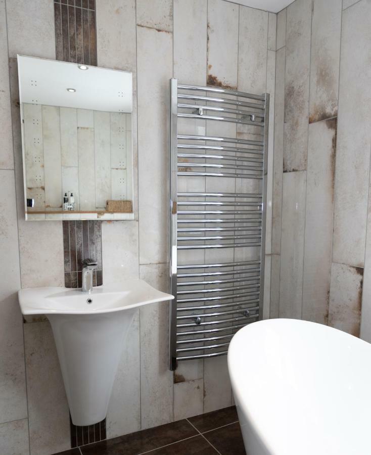 יילוורטון A Superb Bijou Retreat With Jacuzzi Near An Excellent Village Pub מראה חיצוני תמונה